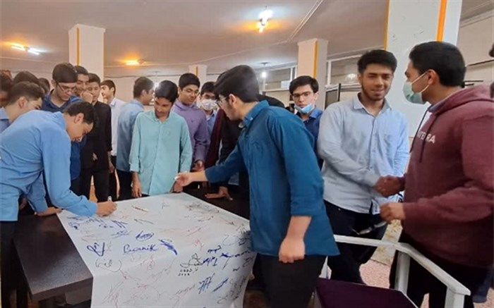 امضای طومار حمایت از مردم مظلوم فلسطین و غزه در مدارس قم