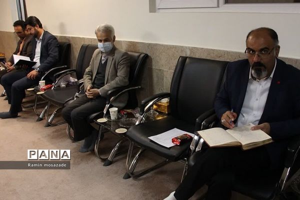 جلسه شورای فرهنگ عمومی در دفتر امام‌جمعه رودهن با حضور مسئولان منطقه