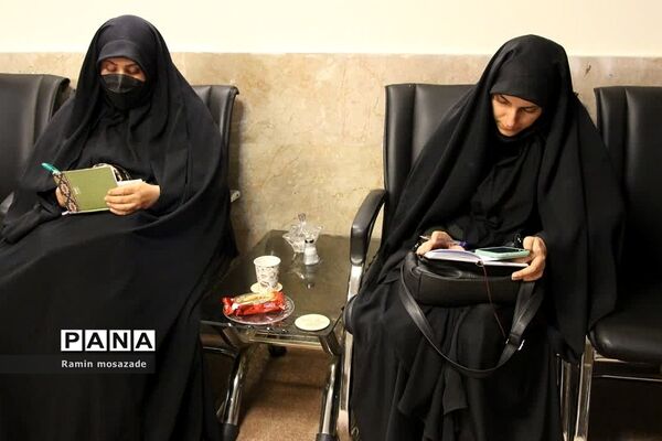 جلسه شورای فرهنگ عمومی در دفتر امام‌جمعه رودهن با حضور مسئولان منطقه