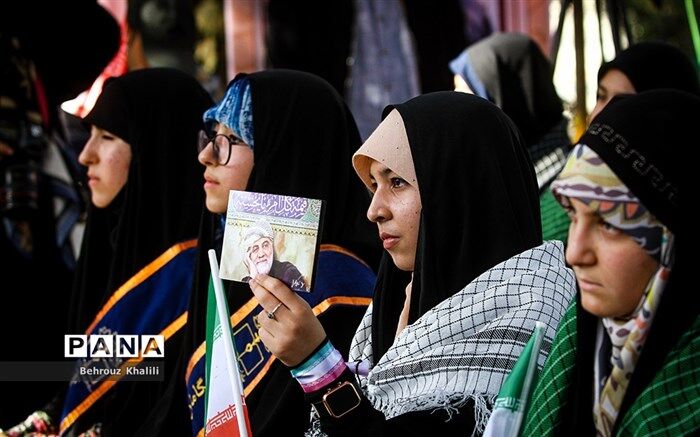 نوجوانان باید فضای مجازی را تسخیر کرده و دشمن را فراری دهند