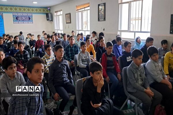 دانش‌آموزان مدرسه البرز به مشاهده مستند شهید صدرزاده نشستند