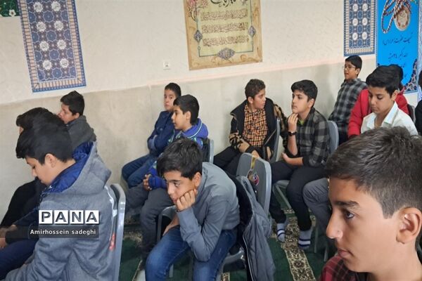 دانش‌آموزان مدرسه البرز به مشاهده مستند شهید صدرزاده نشستند