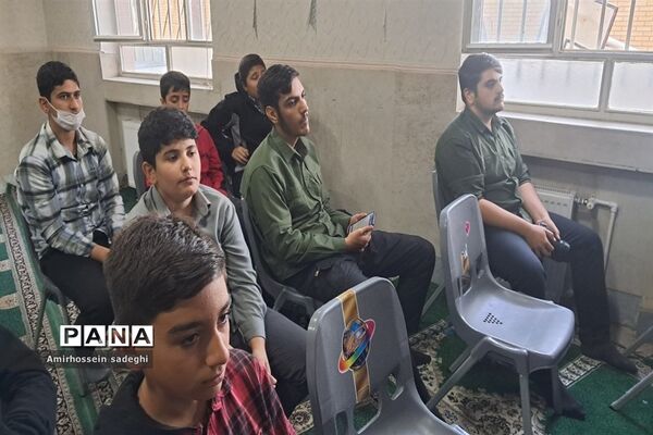 دانش‌آموزان مدرسه البرز به مشاهده مستند شهید صدرزاده نشستند
