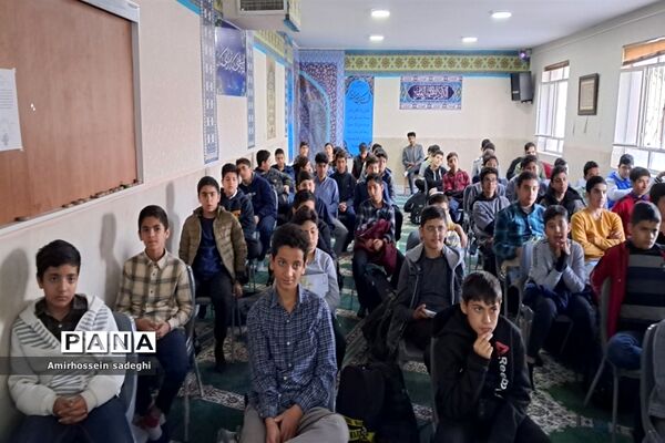 دانش‌آموزان مدرسه البرز به مشاهده مستند شهید صدرزاده نشستند
