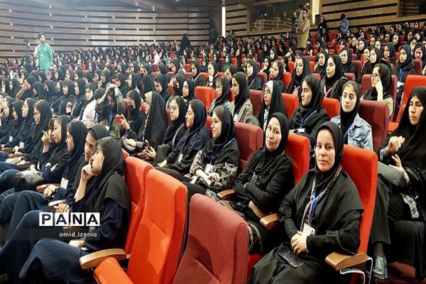 مراسم تجلیل از ۱۵ دانش‌آموز دختر منتخب جشنواره فرهنگی هنری امیدفرداخراسان شمالی