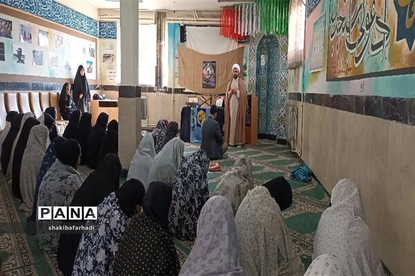 برگزاری نماز جماعت در هنرستان بلیغ و معرفت شهرستان فیروزکوه