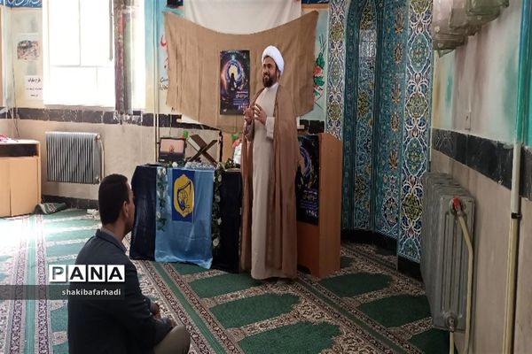 برگزاری نماز جماعت در هنرستان بلیغ و معرفت شهرستان فیروزکوه