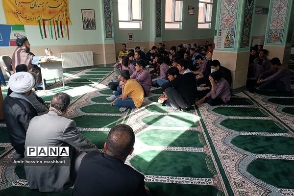 نشست صمیمی امام‌جمعه رودهن با دانش‌آموزان دبیرستان ابن‌سینا رودهن