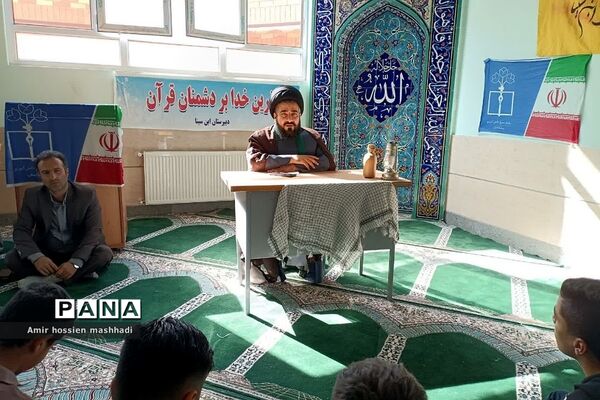 نشست صمیمی امام‌جمعه رودهن با دانش‌آموزان دبیرستان ابن‌سینا رودهن