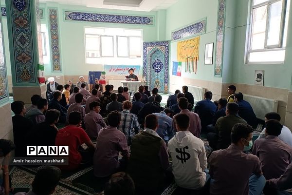 نشست صمیمی امام‌جمعه رودهن با دانش‌آموزان دبیرستان ابن‌سینا رودهن