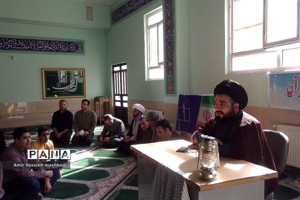 نشست صمیمی امام‌جمعه رودهن با دانش‌آموزان دبیرستان ابن‌سینا رودهن