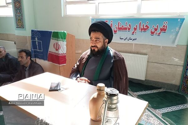 نشست صمیمی امام‌جمعه رودهن با دانش‌آموزان دبیرستان ابن‌سینا رودهن