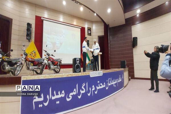 تقدیر از برگزیدگان مسابقه عکس همیاران پلیس کشوری