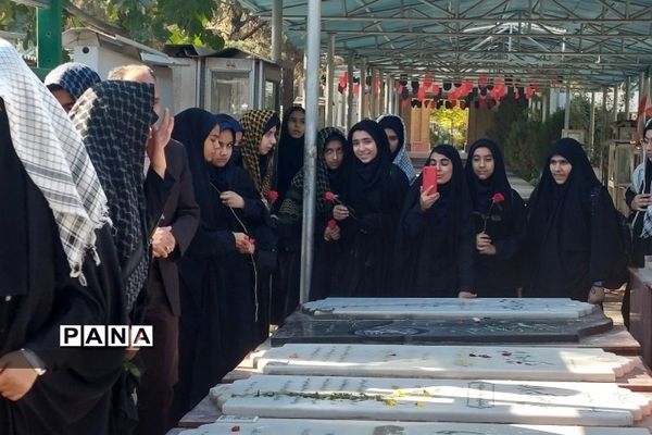 زیارت مزار شهید حسین فهمیده  به مناسبت روز بسیج دانش‌آموزی ناحیه 2 ری