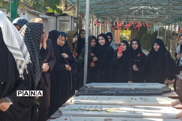 زیارت مزار شهید حسین فهمیده  به مناسبت روز بسیج دانش‌آموزی ناحیه 2 ری