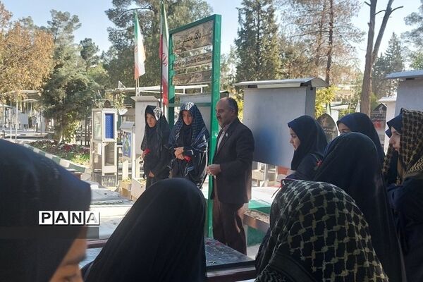 زیارت مزار شهید حسین فهمیده  به مناسبت روز بسیج دانش‌آموزی ناحیه 2 ری