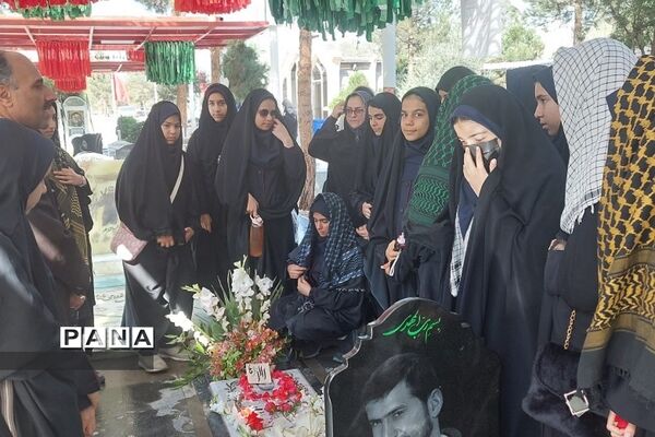 زیارت مزار شهید حسین فهمیده  به مناسبت روز بسیج دانش‌آموزی ناحیه 2 ری