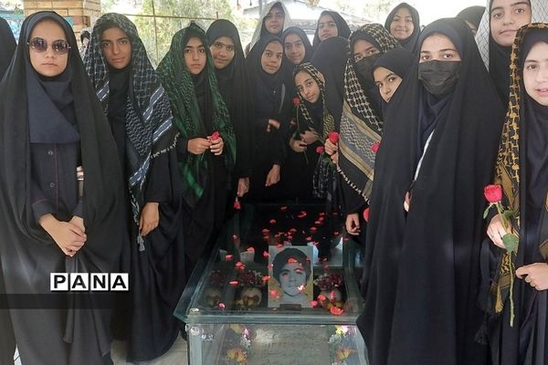 زیارت مزار شهید حسین فهمیده  به مناسبت روز بسیج دانش‌آموزی ناحیه 2 ری