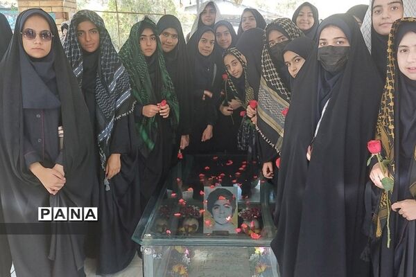 زیارت مزار شهید حسین فهمیده  به مناسبت روز بسیج دانش‌آموزی ناحیه 2 ری