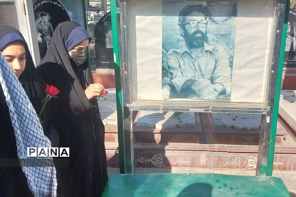 زیارت مزار شهید حسین فهمیده  به مناسبت روز بسیج دانش‌آموزی ناحیه 2 ری