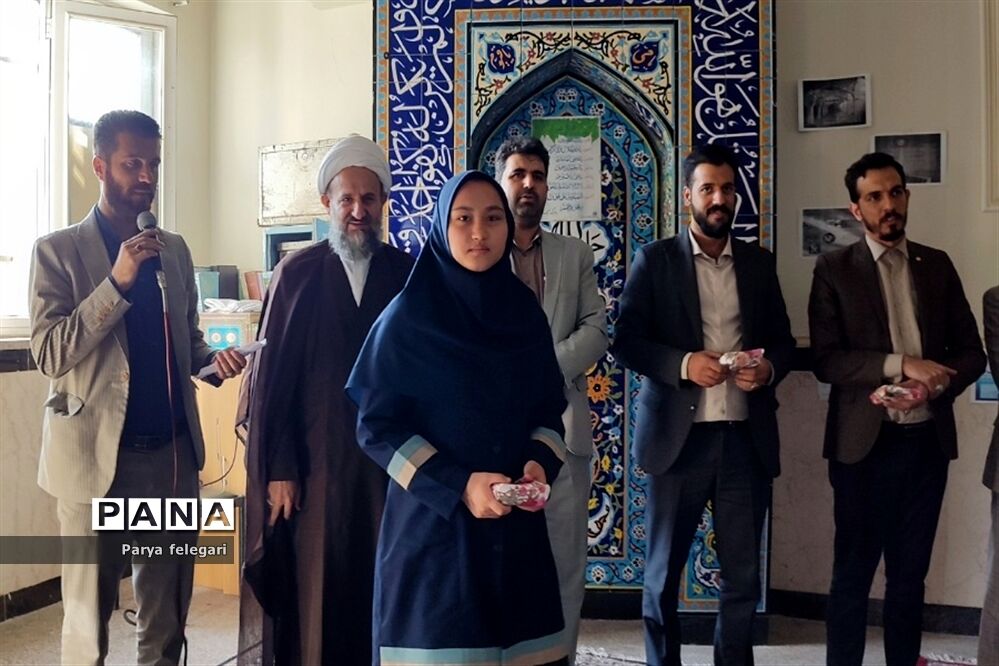 برگزاری نماز جماعت در مدرسه سوده حمدانی شهرستان قرچک