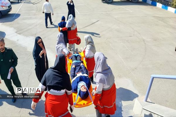 برگزاری مانور پدافند غیر‌عامل در دبیرستان حضرت زهرا(س) شهرستان پیشوا