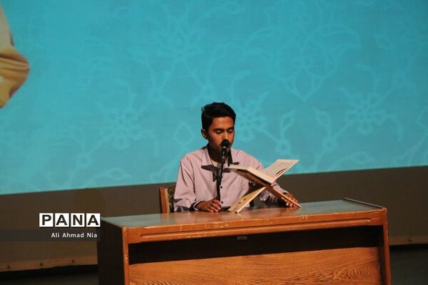 همایش تقدیر از فرماندهان پیشگام بسیج دانش‌آموزی استان قم
