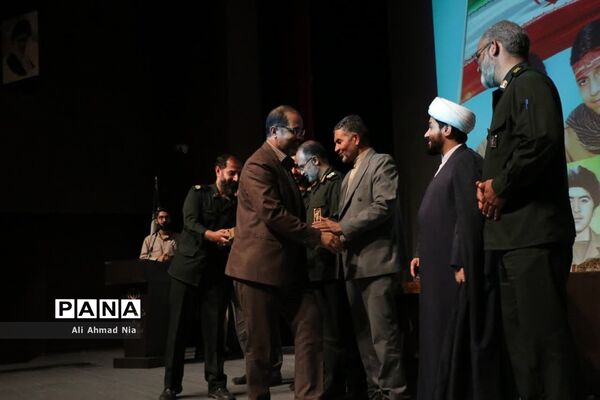 همایش تقدیر از فرماندهان پیشگام بسیج دانش‌آموزی استان قم