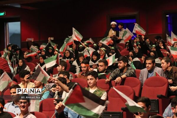 همایش تقدیر از فرماندهان پیشگام بسیج دانش‌آموزی استان قم