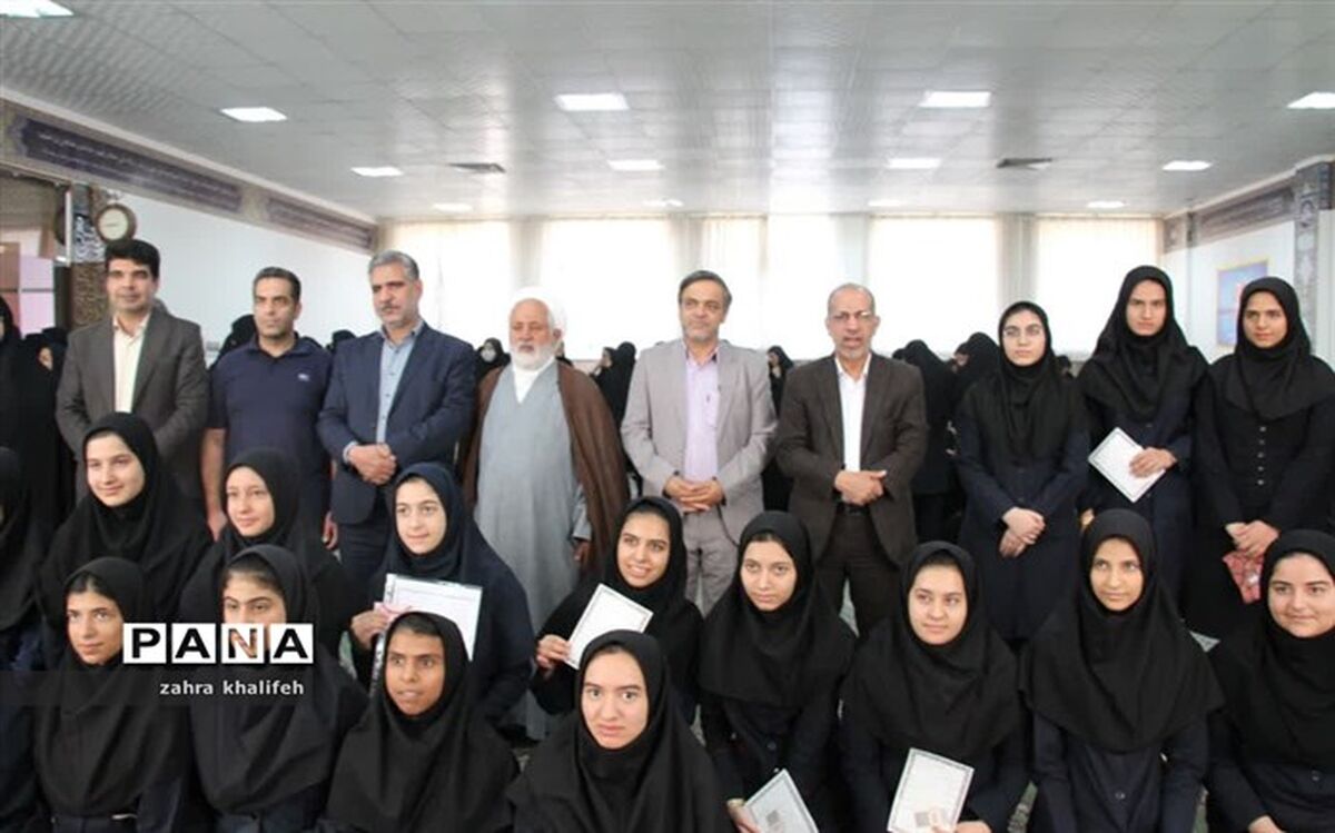 مراسم تقدیر از دانش‌آموزان جشنواره‌های ورزشی در شهرستان میبد/ فیلم