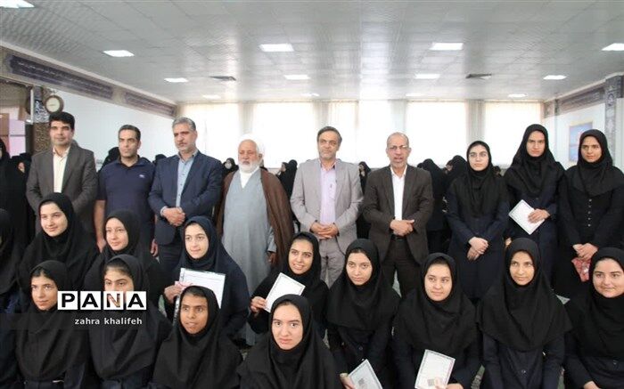 مراسم تقدیر از دانش‌آموزان جشنواره‌های ورزشی در شهرستان میبد/ فیلم
