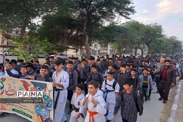 همایش بزرگ پیاده‌روی دانش‌آموزی در پایگاه دریایی بوشهر
