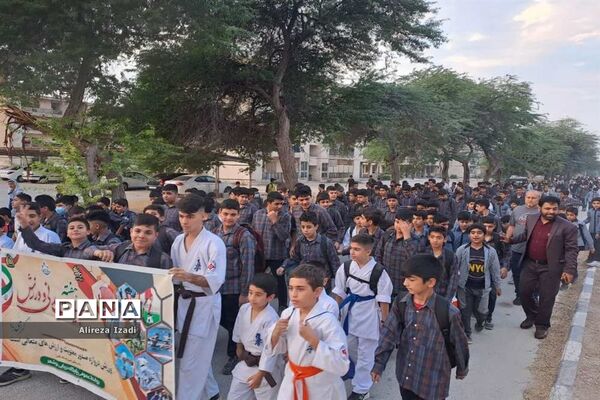 همایش بزرگ پیاده‌روی دانش‌آموزی در پایگاه دریایی بوشهر