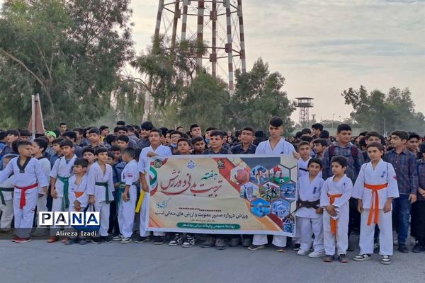 همایش بزرگ پیاده‌روی دانش‌آموزی در پایگاه دریایی بوشهر
