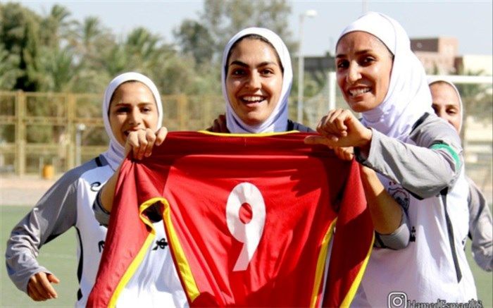 باید بستر حضور حرفه‌ای دختران نخبه در بدنه فوتبال کشور فراهم شود