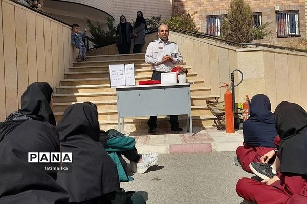 اجرای مانور آموزشی پدافند غیرعامل در دبیرستان دخترانه سردار شهید سلیمانی شهرستان فیروزکوه