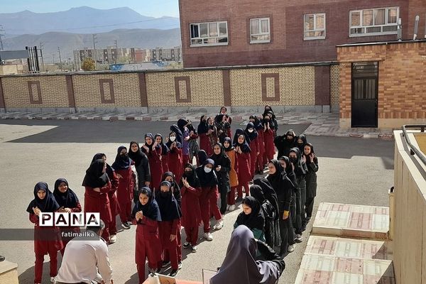 اجرای مانور آموزشی پدافند غیرعامل در دبیرستان دخترانه سردار شهید سلیمانی شهرستان فیروزکوه