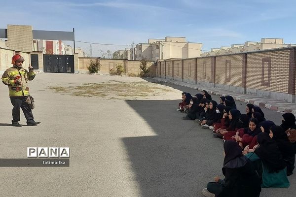 اجرای مانور آموزشی پدافند غیرعامل در دبیرستان دخترانه سردار شهید سلیمانی شهرستان فیروزکوه