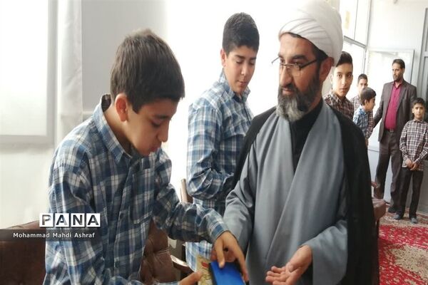 دیدار صمیمانه فرماندهان واحدهای دانش‌آموزی با امام جمعه نایین