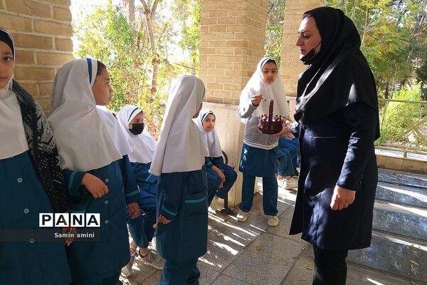 غبارروبی مزار شهدای رودهن توسط دانش‌آموزان دبستان حضرت زهرا(س)‌یک رودهن