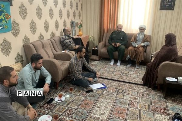 دیدار با خانواده‌‌ی شهدای دانش‌آموز در قرچک