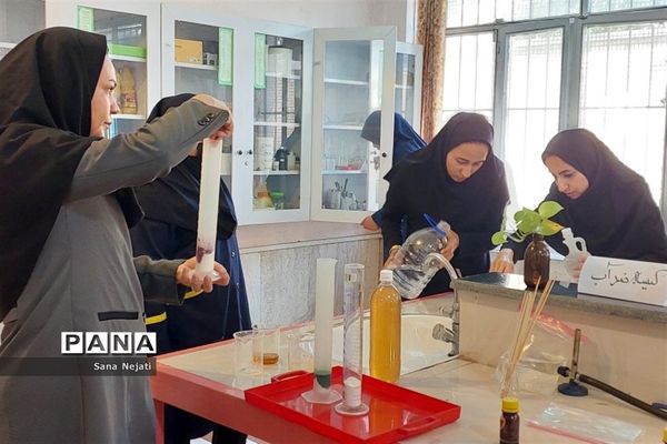 گرامیداشت هفته ملی آزمایشگاه در دبیرستان شاهد فیض ناحیه 3 شیراز