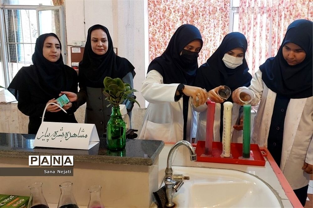 گرامیداشت هفته ملی آزمایشگاه در دبیرستان شاهد فیض ناحیه 3 شیراز