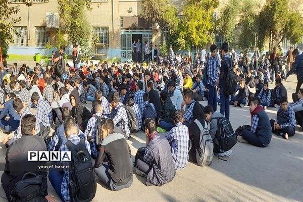 گرامیداشت هفته بسیج دانش‌آموزی در دبیرستان صالحی زاده