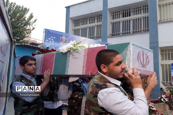 تشییع پیکر شهید گمنام توسط دانش‌آموزان منطقه ۱۳