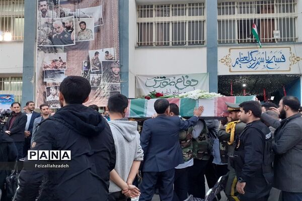 تشییع پیکر شهید گمنام توسط دانش‌آموزان منطقه ۱۳