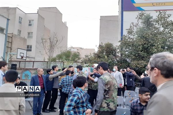 تشییع پیکر شهید گمنام توسط دانش‌آموزان منطقه ۱۳