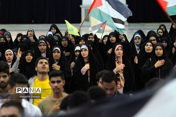 همایش دانش‌آموزی در مصلی بزرگ امام خمینی(ره) قبل از دیدار با مقام معظم رهبری