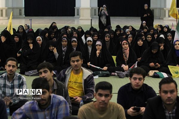 همایش دانش‌آموزی در مصلی بزرگ امام خمینی(ره) قبل از دیدار با مقام معظم رهبری