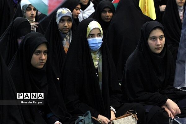 همایش دانش‌آموزی در مصلی بزرگ امام خمینی(ره) قبل از دیدار با مقام معظم رهبری